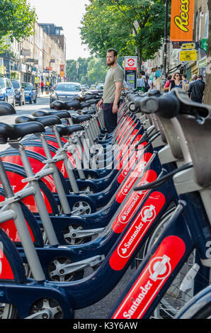 Santander Fahrräder in der Docking Station Parkway in Camden Town, London. Stockfoto