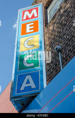 Eine bunte Mecca Bingo Zeichen auf der Seite eines Bingo Hall. Stockfoto