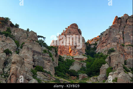 Das rote Licht der untergehenden Sonne rock. In der Mitte von einem Haufen von Steinen in verschiedenen Formen. Ghost valley Krim. Stockfoto