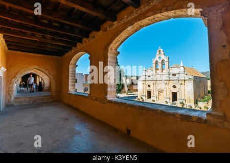 Arkadi, Kreta, 10. Juni 2017: Passage in den Westen mit dem Tor zum Kloster Arkadi, Arkadi, Kreta, Griechenland Stockfoto