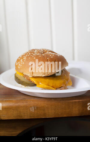 Eine einzelne veggie Burger mit Käse und Pickles Stockfoto