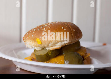 Eine einzelne veggie Burger mit Käse und Pickles Stockfoto