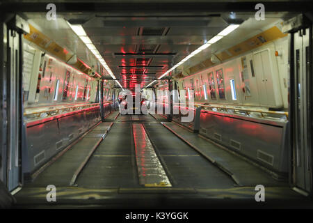 Fahren auf zum Eurotunnel Zug, Folkestone, Kent, England, Großbritannien Stockfoto