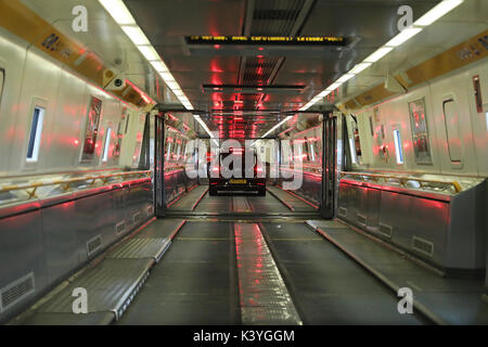 Fahren auf zum Eurotunnel Zug, Folkestone, Kent, England, Großbritannien Stockfoto