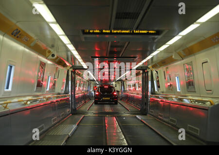 Fahren auf zum Eurotunnel Zug, Folkestone, Kent, England, Großbritannien Stockfoto