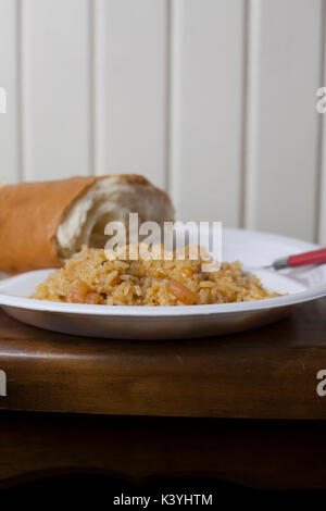 Platte von Shrimp Etouffee und ein großes Stück Französisches Brot Stockfoto