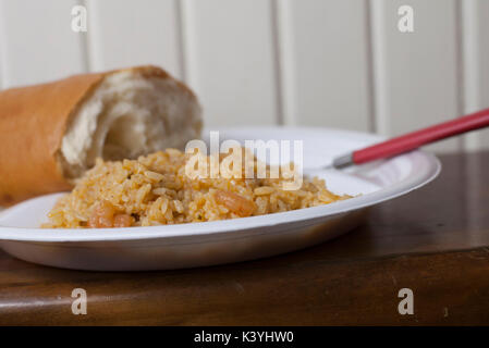 Platte von Shrimp Etouffee und ein großes Stück Französisches Brot Stockfoto