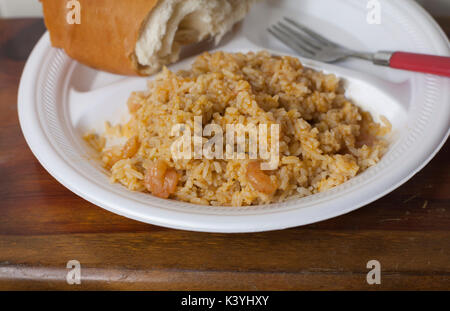 Platte von Shrimp Etouffee und ein großes Stück Französisches Brot Stockfoto