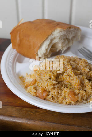 Platte von Shrimp Etouffee und ein großes Stück Französisches Brot Stockfoto