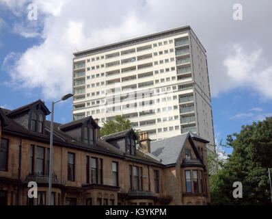 Glasgow Broomhill Laufwerk moderne Wohnungen Gehäuse neben viktorianischen Villen Kontrast Stockfoto