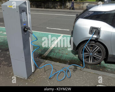 Auto angeschlossene elektrische Auto Ladegerät Punkt mit Symbolen und Zeichen Siemens Ladegerät des Elektrofahrzeugs Glasgow geladen wird Stockfoto