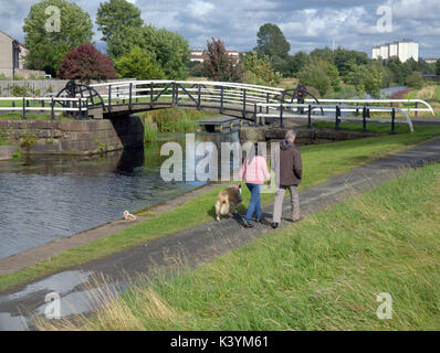 Paar ihre Nebel auf der Forth-and-Clyde-Kanal Swing Bridge in der Nähe von knightswood Glasgow Stockfoto