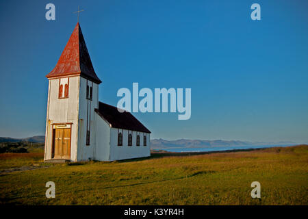 Malerische Kirche in Hellnar, Island. Stockfoto