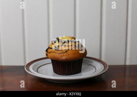 Einen Kaffee und Schokolade Muffin mit Creme füllen Stockfoto
