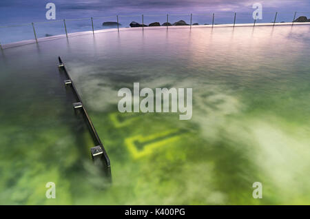 Bronte Ocean Pool bei Sonnenaufgang, den östlichen Vororten, Sydney, NSW, Australien Stockfoto