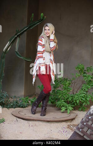 Junge blonde Frau trägt im Winter und Herbst Mode Stockfoto