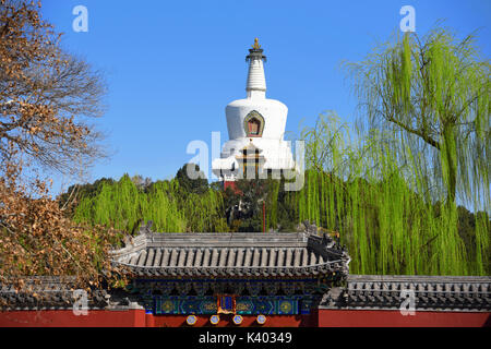 Beihai Park Landschaft im Frühjahr, Peking, China. übersetzen: Die linke Tor. Stockfoto