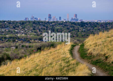 Denver, Colorado. Von einem Wanderweg in Bear Creek Lake Park, in der Nähe von Lakewood. Stockfoto