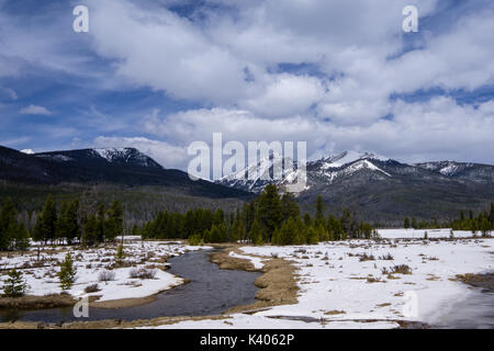 In der Nähe der Grand Lake Entrance zum Rocky Mountain National Park. Im frühen Frühjahr, der Park sieht sehr wenig Verkehr. Stockfoto