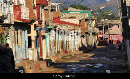 Unbefestigte, bunte Straße in Trinidad, Kuba Stockfoto