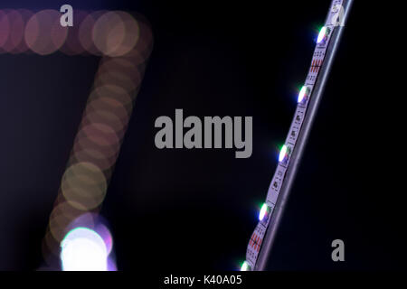 Diode leuchtet LED strip light Nahaufnahme zeigt rote, grüne und blaue Lichter, mit Bokeh unscharf Hintergrund Stockfoto