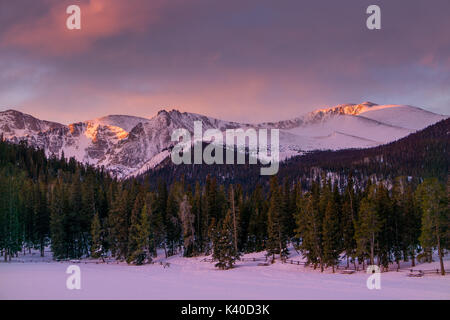 Erstes Licht auf dem Mount Evans, von Echo Lake Park. Idaho Springs, Colorado. Stockfoto