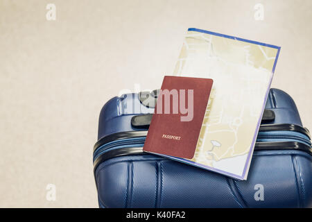 Close up Pass und Karte lag auf blauen Koffer am Flughafen, Reise Urlaub Konzept. Stockfoto