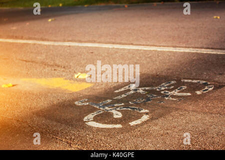 Fahrrad Symbol auf der Straße mit Sonnenlicht. Stockfoto
