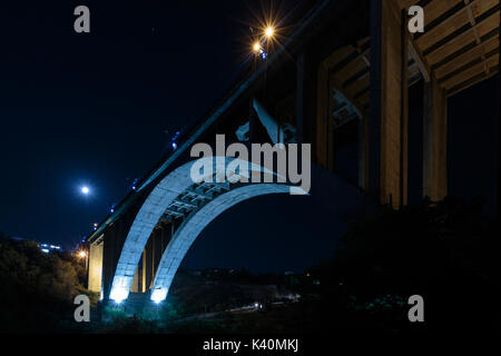 Grand Hrazdan Brücke Eriwan, Armenien die Kievyan Brücke Ansicht von unten. Eine gewölbte Brücke über den Fluss Hrazdan in Eriwan. Stockfoto