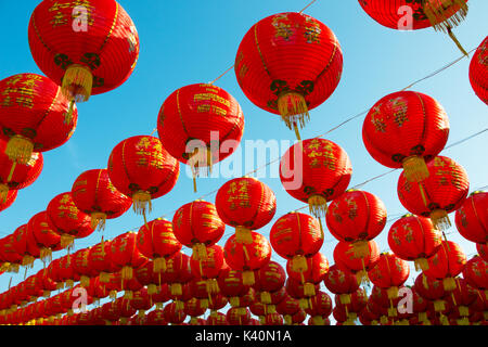 Chinesische Laternen hängen an einem klaren blauen Himmel Stockfoto