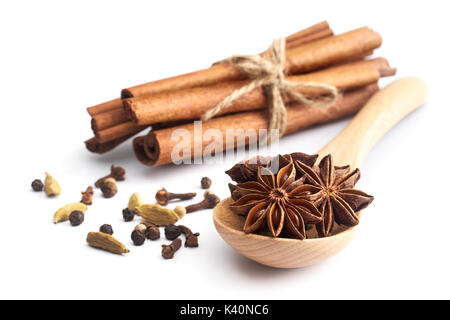 Löffel aus Holz mit Sternanis und anderen Gewürzen gefüllt Stockfoto