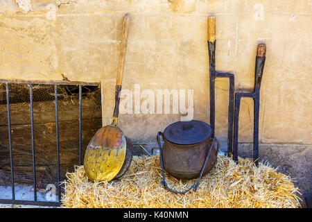 Gabeln, Kessel und Bedwarmer.  Witchery Woche 2016. Bargota, Navarra, Spanien, Europa. Stockfoto