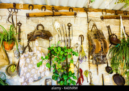 Alten landwirtschaftlichen Geräten. Witchery Woche 2016. Bargota, Navarra, Spanien, Europa. Stockfoto