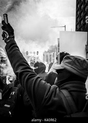 Hunderte von Antifaschistischen Demonstranten über Downtown Philadelphia Rout eine Gruppe von weissen Nationalisten an Pro-Trump Rallye Ende März 2017. Stockfoto
