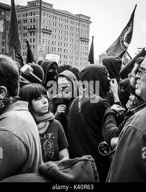 Hunderte von Antifaschistischen Demonstranten über Downtown Philadelphia Rout eine Gruppe von weissen Nationalisten an Pro-Trump Rallye Ende März 2017. Stockfoto