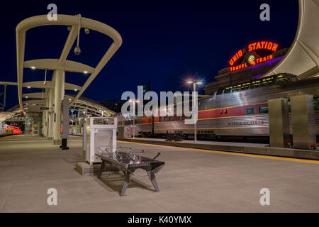 Union Station ist die Drehscheibe für alle FTE-Stadtbahn Linien, sowie viele Buslinien rund um die Stadt von Denver. Stockfoto