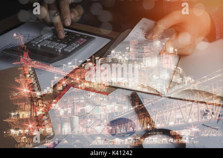 Business Mann mit Finanzen oder Rechnungswesen und Offshore Öl- und Gasindustrie industrielle Plattform Hintergrund Konzept. Double Exposure von Close up Hand Stockfoto