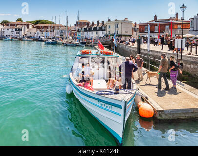 Vom 2. Juli 2017: Dorchester, Dorset, England, UK-Passagiere mit einem Hund an Bord der Boot mein Mädchen von Weymouth Docks an einem sonnigen Sommertag. Stockfoto