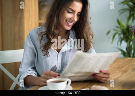 Guten Morgen beginnt mit dem lesen Zeitung Stockfoto