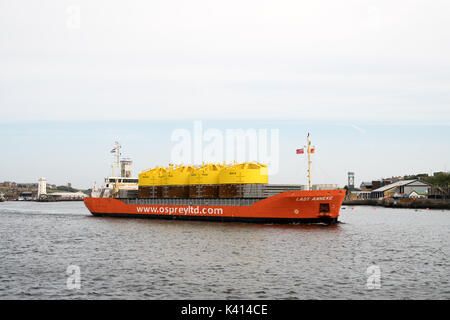 Niederländischer eingetragener MV Lady Anneke betritt den Tyne mit einer Ladung des Verteilers Pumpen, North East England, Großbritannien Stockfoto