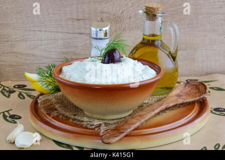 Tzatziki - Joghurt Sauce mit Gurke, Dill, Olivenöl, Zitrone und Knoblauch in einem traditionellen Schüssel, traditionelle griechische Küche. Top View Stockfoto