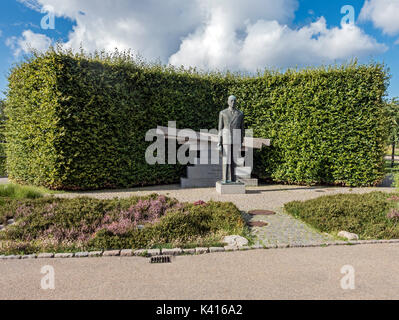 Bronzestatue des dänischen Königs Frederik IX mit Granit Denkmal an Nordre Toldbod in Kopenhagen Dänemark Europa Stockfoto