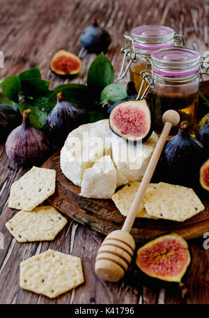 Feigen mit Käse und Honig auf einem Holztisch selektiven Fokus Stockfoto