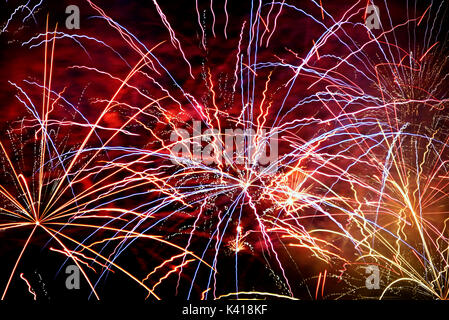 Feier schön bunten Feuerwerk. Urlaub salute in verschiedenen Farben am nächtlichen Himmel. Stockfoto