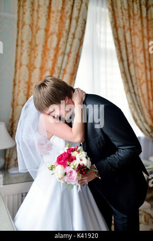 Hübscher Bräutigam sieht zunächst die Schönheit Braut am Morgen Stockfoto