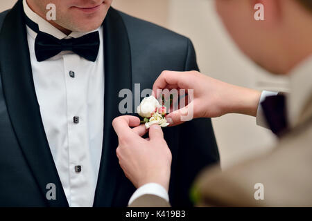 Der Bräutigam trägt einen Anzug im Innenbereich Stockfoto