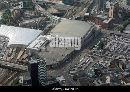 Luftaufnahme der Manchester AO Arena und des Bahnhofs Manchester Victoria, Großbritannien Stockfoto