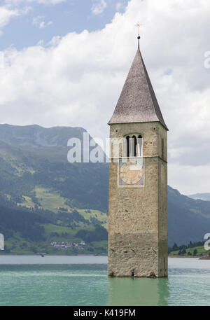 Versunkenen Turm von reschensee Kirche tief in Resias See in Trentino-südtirol Tal im Süden Tyr oder Alto Adige in Bozen oder Bozen in Italien Stockfoto