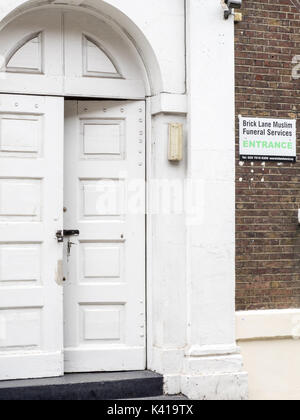 Brick Lane muslimische Bestattung an der Brick Lane Jamme Masjid Moschee in Brick Lane im Londoner East End Stockfoto