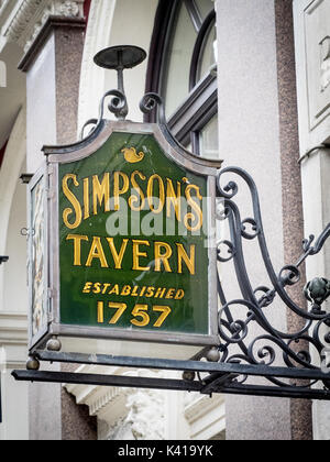 Simpsons Taverne anmelden Ball Court, Cornhill in der City von London Financial District. Die Taverne wurde 1757 auf den heutigen Standort gegründet. Stockfoto